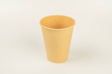 Kahve ya da çay gibi içecekleri servis etmek için tek kullanımlık, parlak bir kağıt bardak, genellikle kafelerde ve hızlı hizmet veren restoranlarda bulunur.