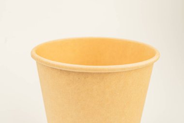 Katı yiyecekler için tek kullanımlık, dayanıklı sarı bir yiyecek kabı, kapağı yok, paket servisi veya açık hava etkinlikleri için kullanılıyor. Görünür metin ya da logo yok.