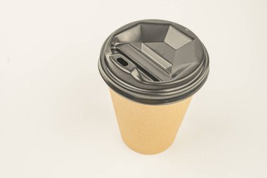 Plastik kapaklı tek kullanımlık kahve fincanı görüntüsü, geri dönüşümlü malzeme, çevre dostu ambalaj seçeneği, içecek endüstrisi, tüketiciler için kolaylık içeriyor