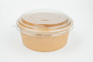 Konteynır kremalı gıda ürünleriyle dolu, nakliye veya depolama için mühürlenmiş.