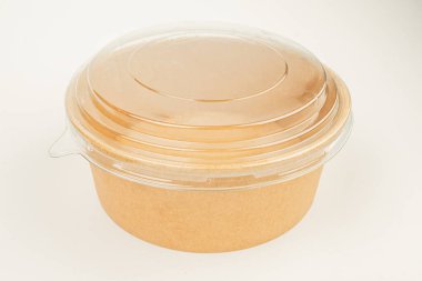 Görüntü, taşınabilir plastik bir kabın içinde altın sarısı bir besin içeriyor.