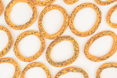 Dairesel, benekli sarı nesnelerin donut ya da dekoratif fayanslara benzeyen tek sıra resmi