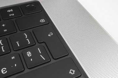 Modern, ince bir dizüstü bilgisayarda kullanılan QWERTY klavyesinin yakın plan görüntüsü taşınabilirlik ve ergonomik tasarım