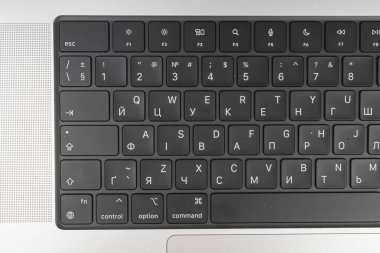 Çift dizaynlı Ergonomik klavye, QWERTY ve DVORAK düzenlerine uygundur Anahtar etiketleri onu gümüş tabanlı kullanıcı dostu Siyah tuşlar yazmada konfor ve esneklik arayanlar için ideal hale getirir