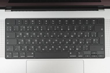 Uluslararası erişilebilirliği gösteren yüksek kaliteli, çok dilli bir dizüstü bilgisayarın resmi