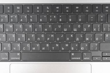 İyi ergonomik, işlevsellik ve çok yönlülüğü gösteren çok dilli bilgisayar klavyesine yakın çekim