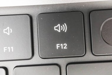 Görüntü, pazarlamada veya reklamlarda kısayollar veya anahtar düzeni gibi ürün özelliklerini göstermek için kullanılan iki bitişik tuşlu bir bilgisayar klavyesindeki F1 tuşunu vurgular
