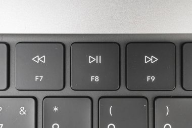 Bir bilgisayar klavyesindeki sayısal tuş takımının yakın plan görüntüsü, 7 ile 9 arasında etiketlenmiş anahtarlar, teknoloji, yazılım veya üretkenlik pazarlama materyalleri için uygun navigasyon için ok tuşları