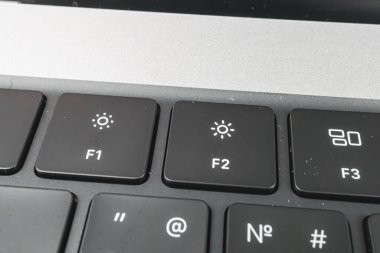 F1-F3 keskin odaklı fonksiyon anahtarlarının yer aldığı bir dizüstü bilgisayarın yakın plan resmi teknoloji pazarlama reklamcılığının başlıca ilgi noktasının bu olduğunu gösteriyor