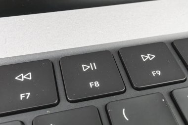 F1 'den F9' a olan fonksiyon tuşlarına odaklanmış modern, şık bir dizüstü bilgisayarın yakın plan görüntüsü, özellikle vurgulanmış F9 tuşu