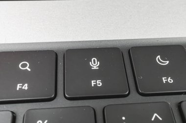 Bir dizüstü bilgisayarın yakın plan fotoğrafı F4 'ten F6' ya anahtarlar, muhtemelen çoklu ortam veya kısayol tuşları