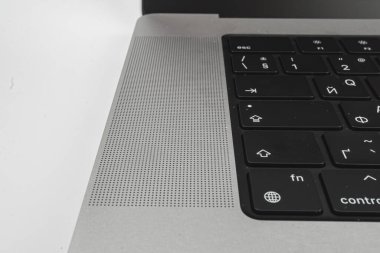 Etiketlenmiş anahtarların modern, parlak bir dizüstü bilgisayardaki yakın plan görüntüsü