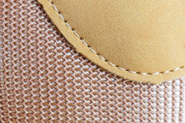 Görüntü, karmaşık bir deseni olan kumaş ya da materyalin yakın çekimini gösteriyor. Muhtemelen kürek çekme için kullanılıyor. Köşede sarı dikişler görünüyor.