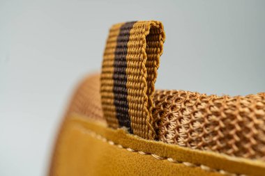 Yakın plan görüntü, kaliteli ayakkabı iç tasarımı, kaliteli süet veya tekstil karışımı öneriyor. Dikkatli dikişler, malzeme pazarlama kampanyaları için elverişli olduğunu gösteriyor.