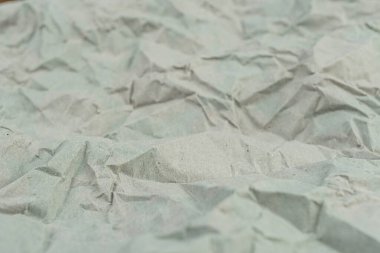 Yüksek çözünürlüklü kabartmalı kağıt veya kartların dokunsal dokusu ve 3 boyutlu çıkıntıları, pazarlamada kalite, işçilik veya lüks ürünleri iletmek için kullanılır.