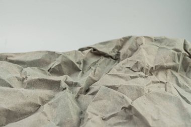Dağlık bir araziyi temsil eden, dayanıklılık ve zorlukların üstesinden gelmek gibi karmaşık veya zor çevreleri sembolize eden soyut, buruşuk bir kağıt sanatı.