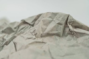 Buruşmuş kağıttan yapılmış sanatsal dağ temsili, gücü ve dayanıklılığı sembolize ediyor, olası çevresel temalarla.