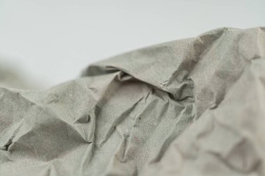 Resim, pazarlamada kusurları, pürüzlülüğü ve el yapımı ürünleri sembolize etmek için sıklıkla kullanılan buruşuk, dokulu kağıt parçalarını yakın plan görüntüler.