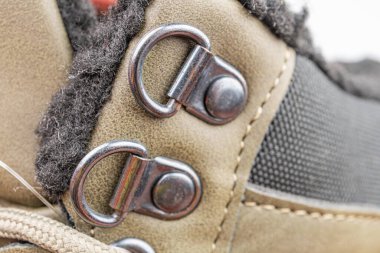 Dayanıklı, ayarlanabilir ayak bileği kayışlı yürüyüş botu.