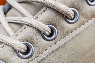 Yuvarlak ayak parmaklı bir ayakkabı, metal göz bilekliği ve açık hava aktiviteleri için dayanıklı bir yapı.