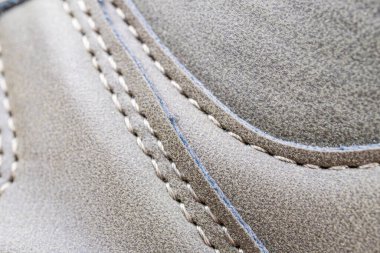 Dekoratif dikişli desenli derinin yakın plan görüntüsü, ayakkabı ya da bagaj gibi kalıcı ürünleri pazarlamak için uygun kalitede işçilik sergilemesi