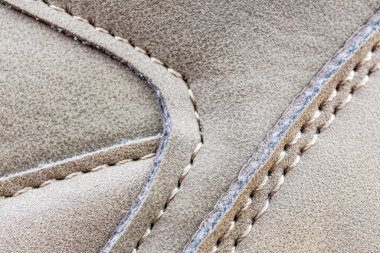 Yakın plan fotoğraf, üst düzey bir deri ayakkabının iç kısmında çelişkili dikişler sergiliyor.