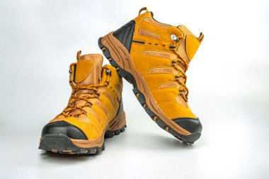 Zorlu araziler için tasarlanmış pratik yürüyüş botları ve açık hava maceracı pazarlama kampanyalarında kullanılan sessiz renkler.