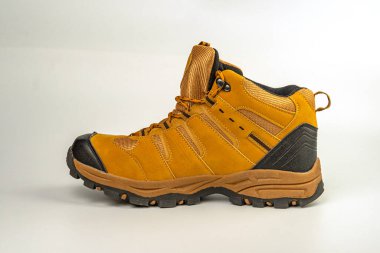 Bağcıklı yürüyüş botu sağlam bir yapı, su direnci ve açık araziler için kahverengi renk düzeni.