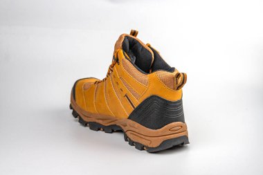 Sert, yüksek tabanlı ve derin tabanlı yürüyüş botları var. Açık hava aktiviteleri için tasarlanmış. Kahverengi ve zıt renkler.