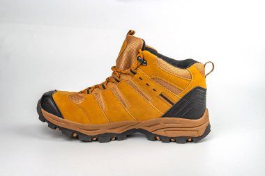 Görüntü bir çift kahverengi yürüyüş botu sergiliyor, sağlam tasarımlarını ve su geçirmez özelliklerini vurguluyor.