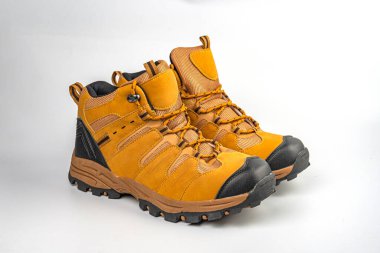 Ayak bileği yüksekliğinde yürüyüş botu nötr arka planda, sağlam tabanda, su geçirmez malzemede, yürüyüş ya da yürüyüş gibi doğa aktiviteleri için uygun.