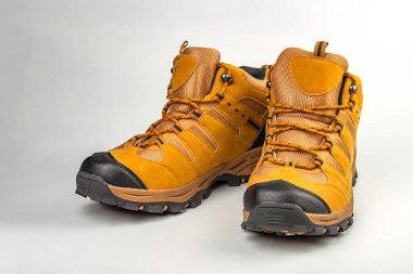 Görüntü, açık hava aktiviteleri, işlevsellik ve tasarım için sağlam bir çift yürüyüş ayakkabısı gösteriyor