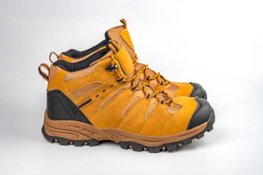 Görüntü sağlam bir inşaat, sağlam ayak bileği desteği ve bağlama sistemi, güçlendirilmiş alanlar ve potansiyel olarak ek dış-dost malzemeler içeren bir yürüyüş botu gösteriyor.