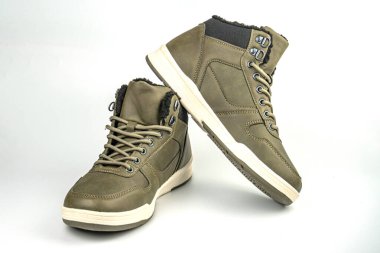 Görüntü, zeytin yeşili spor ayakkabıları ve bir karışımı canvastextile uppers ve sentetik kaplamalar, düşük profil, dantel kapaklar, metal göz bebekleri, tutuş için desenli tabanlar, alttaki beyaz aksanlı