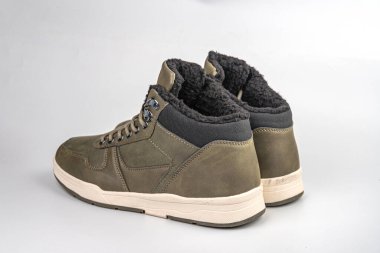 Siyah aksanlı zeytin yeşili yüksek spor ayakkabılar, engebeli tasarım, çağdaş tarz, kalın kauçuk tabanlar, bağcıklar, dayanıklılık, sağlam ayakkabılar.