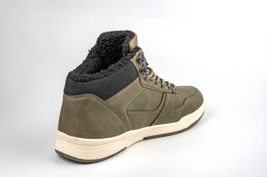 Bağcıklı, engebeli ama şık bir yürüyüş ya da iş botu özellikleri arasında sağlam taban, sıkıca tutunmak için kalın kauçuk lastik lastik kapak, metal gözlük ve muhtemelen üst dokuma malzemeler yer alıyor.