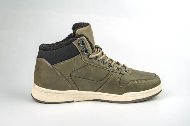 Dayanıklı tasarım, sağlam taban ve dayanıklılık için güçlendirilmiş toprak renk şeması olan erkek yürüyüş botlarının yüksek kaliteli görüntüsü.