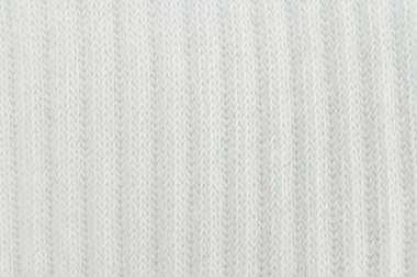 Moda, yaşam tarzı veya teknoloji reklamları için uygun, ince yatay çizgileri olan, beyazı açık griye dönüştüren soyut, dokulu bir görüntü.