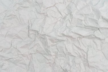 Resim, kaos, kusur veya pazarlama reklamlarındaki yaratıcı keşifleri sembolize eden buruşmuş mavi ve gri kağıtları tasvir ediyor.