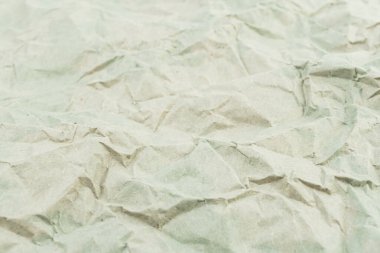 Buruşuk bej kağıda yakın plan, muhtemelen kullanılmış veya ele alınmış, yaratıcı taslak fikirleri, konsept sanatı veya organik tasarım temaları iletiliyor