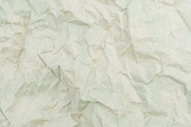 Yırtık kumaş veya pürüzlü kenarlar gibi dokuları olan buruşuk beyaz kağıdın yakın plan resmi, özgünlüğü, pürüzsüzlüğü, ham yaratıcılığı, esnekliği, dönüşümü ve sanatsal ifadeyi sembolize ediyor.