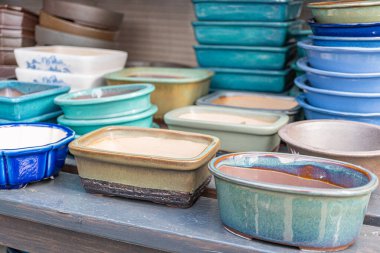 Renkli bir stok resmi seramik kaseler seramik desenler seramik mavi, yeşil ve kahverengi desenleri sergiler Bu çeşitlilik mutfak eşyaları veya doğal sanatsal estetik ürünler ile dekoratif ürünler için idealdir