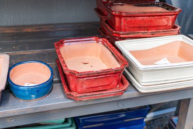 Olası bir çömlekçide ya da atölyede sergilenen kırsal, el yapımı, el yapımı mutfak eşyaları.