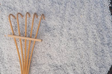 Aromatik yağ salınımı için basit bir tasarım sergileyen, beyaz zemin üzerinde hafif ahşap bir yağ dağıtıcısının görüntüsü