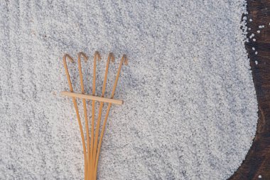 Beyaz pirinçli ahşap çubuklardan oluşan köşegen bir düzenleme.