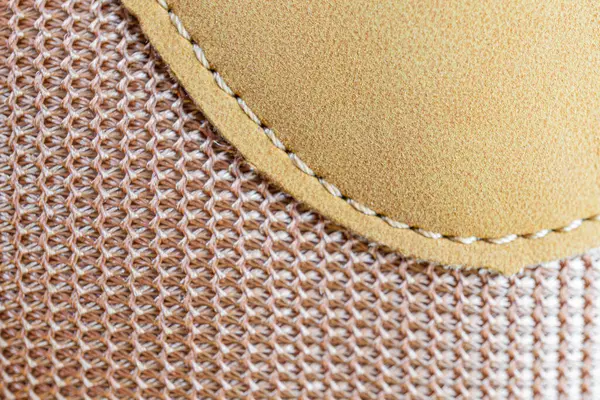 Görüntü, karmaşık bir deseni olan kumaş ya da materyalin yakın çekimini gösteriyor. Muhtemelen kürek çekme için kullanılıyor. Köşede sarı dikişler görünüyor.