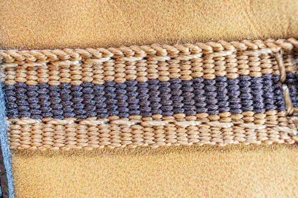 Çizgili dokuma aksesuar yakın plan, moda veya ev dekorasyonu için uygun yumuşak doku, muhtemelen doğal malzeme, toprak estetik