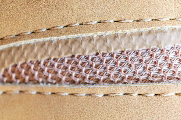 Karmaşık bir şekilde dikilmiş yüksek kaliteli deri kumaşın yakın plan görüntüsü, lüks pazarlara hitap eden...