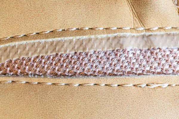 Bir çift ayakkabıya yüksek kaliteli dikişlerin yakın plan çekimi, el işi ve dayanıklılık...