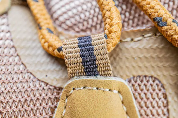 Açık hava teçhizatının ve bagaj alanının yakın plan görüntüsü, desenli kumaş, dikiş detayları, ve bulanık bir arka plan, açık hava seyahati öğeleri koleksiyonunu işaret ediyor.